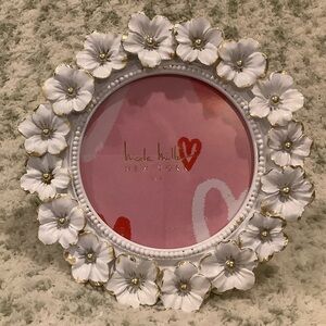 Nicole Miller White and Gold Floral Round Frame NWT 4” x 4”